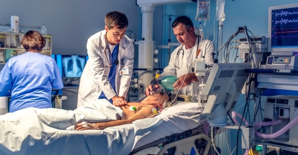 רופא מטופל בהחייאה