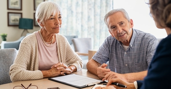 קשיש מקבל ביטוח