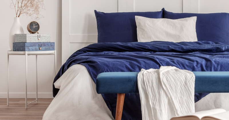 רהיטים כחול-לבן