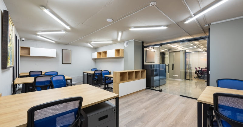 רהיטים כחול-לבן